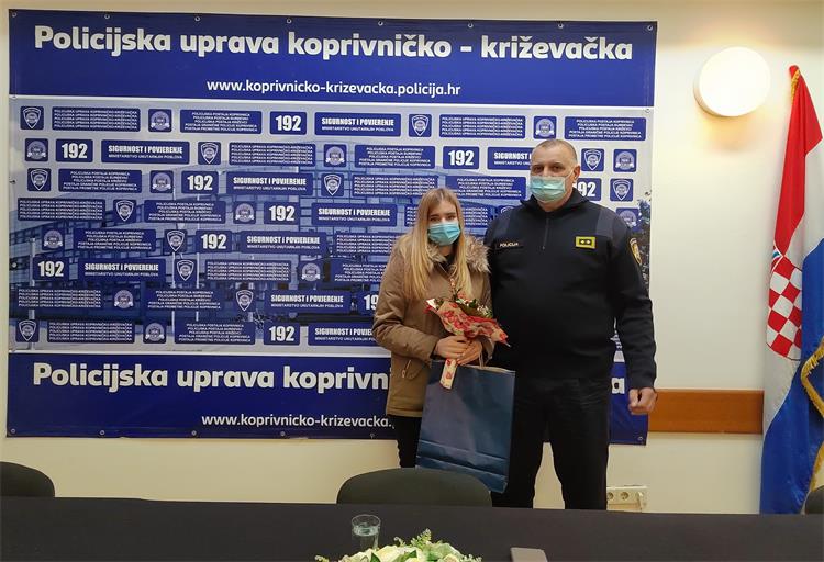 Slika /PU_KK/Vijesti/2022/03/Uzorna vozačica (2).jpg